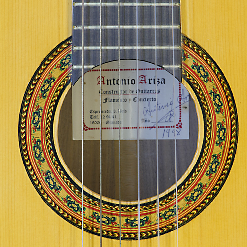 Spanische Konzertgitarre des Gitarrenbauers Antonio Ariza aus Fichte und Nussbaum, Baujahr 1998, Rosette, Label